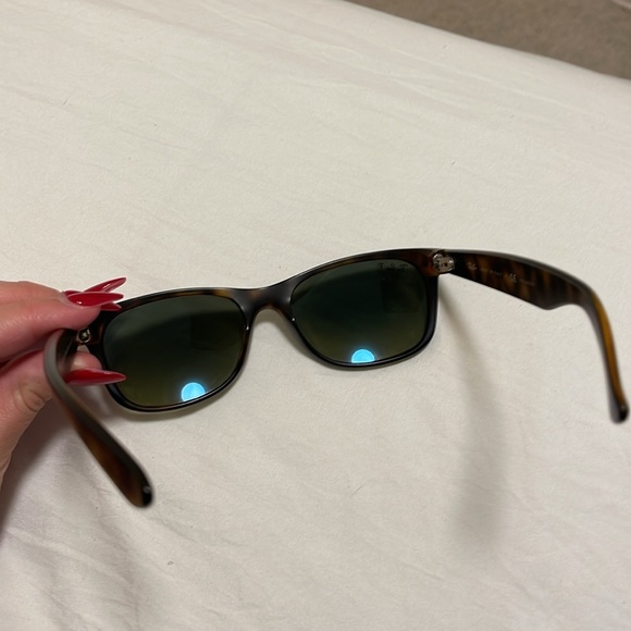 Ray-Ban Original Wayfarer Classic Polarized Glasses - Picture 4 of 5